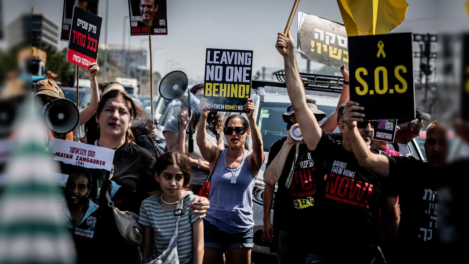 Immer wieder gehen Menschen in Tel Aviv auf die Straße, um für die Freilassung der von der Hamas im Gazastreifen festgehaltenen Geiseln zu demonstrieren. (Foto: Eyal Warshavsky/SOPA Images via ZUMA Press Wire/dpa)