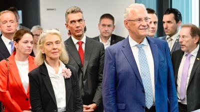 Festakt Sanierung Abschluss Verwaltungsgericht Ansbach Neubau Thomas Deffner Andrea Breit Präsidentin des Bayerischen Verwaltungsgerichtshofs Bayerns Innenminister Joachim Herrmann Hans Herold Eröffnung neue Räume Sanierungsabschluss. (Archivfoto: Jim Albright)