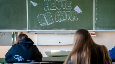 „Heute Abitur“ steht auf einer Tafel im Klassenzimmer eines Gymnasiums. (Foto: Sina Schuldt/dpa/Symbolbild)