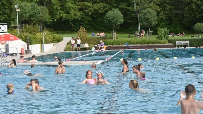 Kaum hat man die Eingangspforte passiert, öffnet sich der Blick auf das große Becken. Im Nichtschwimmerbereich vorne lässt es sich bis zu den Bojen gut stehen und dabei Spaß haben. Im Schwimmerbereich ziehen hinten links die Sportiven ihre Bahnen, rechts davon sind eher Entspannungsschwimmer zu finden. (Foto: Anita Dlugoß)