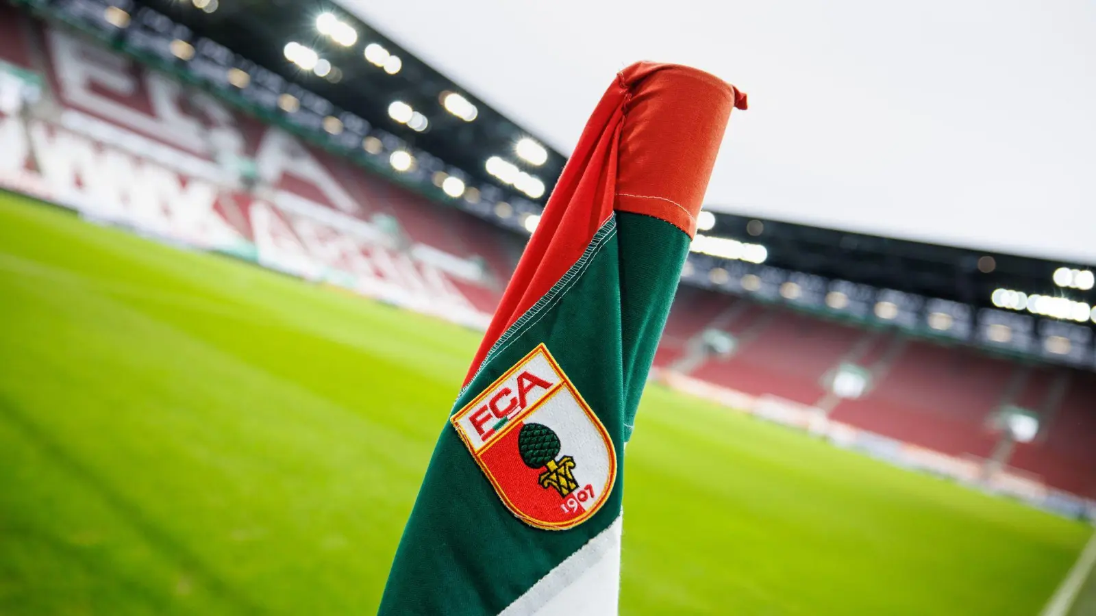 Die Staatsanwaltschaft hat wegen mutmaßlicher Mindestlohnvergehen Strafanträge gegen zwei Mitarbeiter des FC Augsburg beantragt. (Foto: Matthias Balk/dpa)