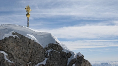 Bayerische Spezialitäten wird es aber weiterhin in allen Restaurants auf der Zugspitze geben. (Archivbild) (Foto: Angelika Warmuth/dpa)