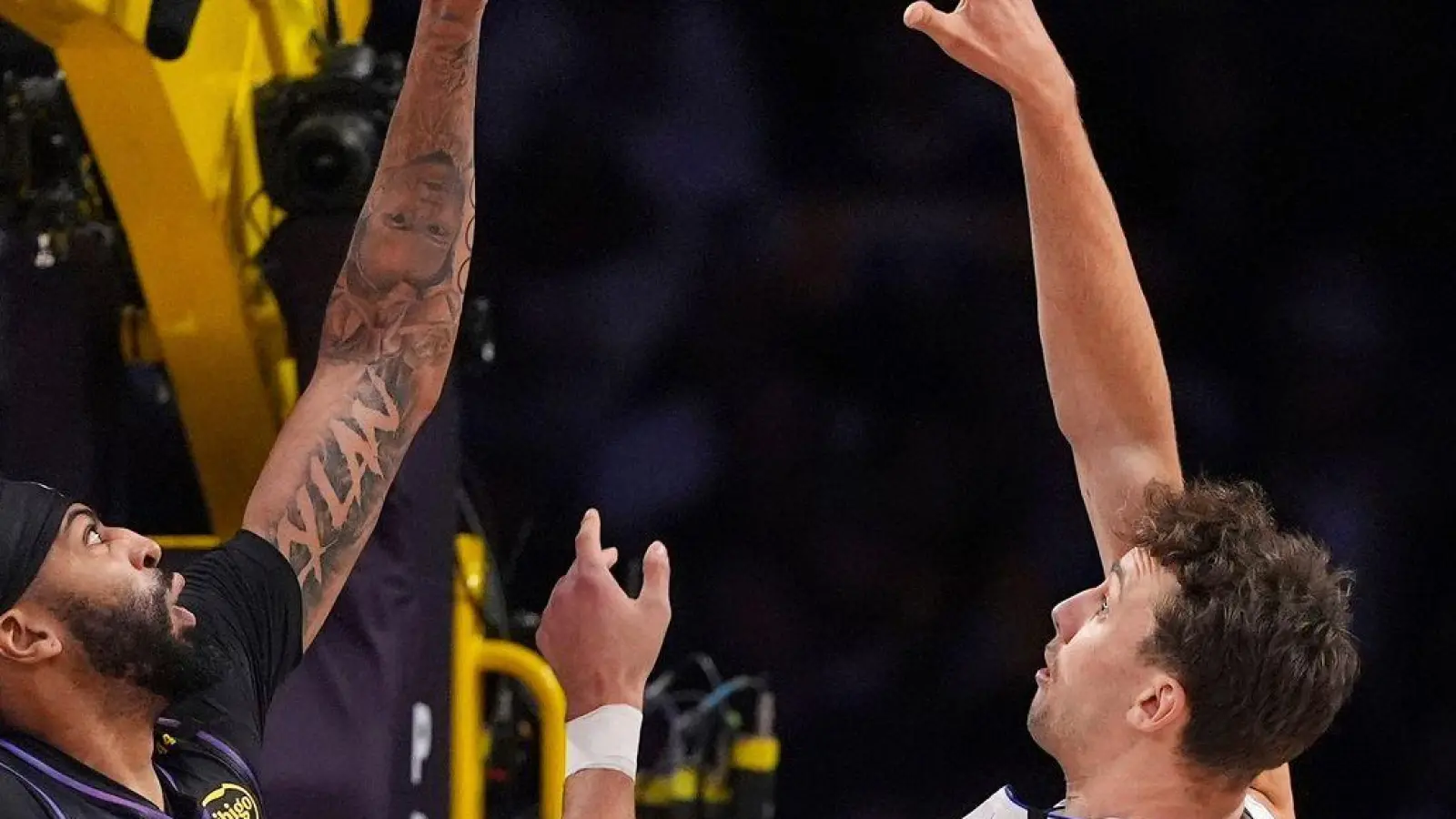 Franz Wagner (r) führte die Orlando Magic mit 37 Punkten zum Sieg bei den Los Angeles Lakers. (Foto: Mark J. Terrill/AP)