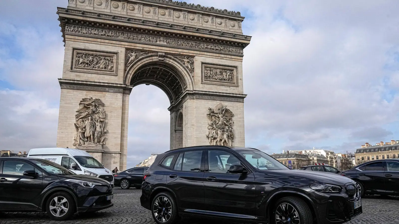 In Paris müssen Fahrer schwerer Autos nun deutlich mehr bezahlen. (Archivbild) (Foto: Michel Euler/AP/dpa)