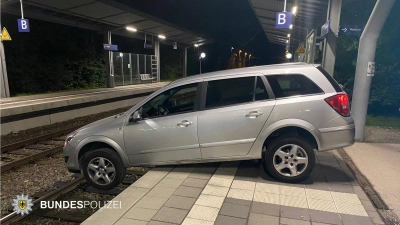 Bei einem Verkehrsunfall bleibt ein Auto am Haltepunkt Fasanenpark über der Bahnsteigkante hängen. (Foto: -/Bundespolizei/dpa)