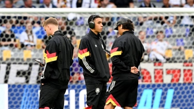 Die deutschen Nationalspieler begutachten vor dem Spiel den Münchner Rasen. (Foto: Federico Gambarini/dpa)