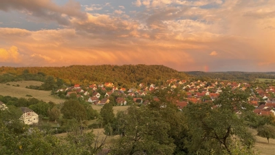 Nahe an Wald, Wiesen und Gewässern leben die Menschen im sonnenreichen Naturpark Frankenhöhe. Unser Bild zeigt die Abendstimmung in Colmberg im oberen Altmühltal. (Foto: Manfred Blendinger)