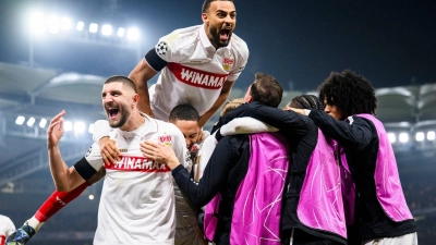 Stuttgarter Jubel: Josha Vagnoman (oben) traf zum zwischenzeitlichen 3:1. (Foto: Tom Weller/dpa)