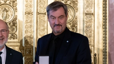 Ministerpräsident Markus Söder (r) würdigte Astrophysiker Harald Lesch für seine Fähigkeit, wissenschaftliche Themen einem breiten Publikum zu vermitteln. (Foto: Sven Hoppe/dpa)