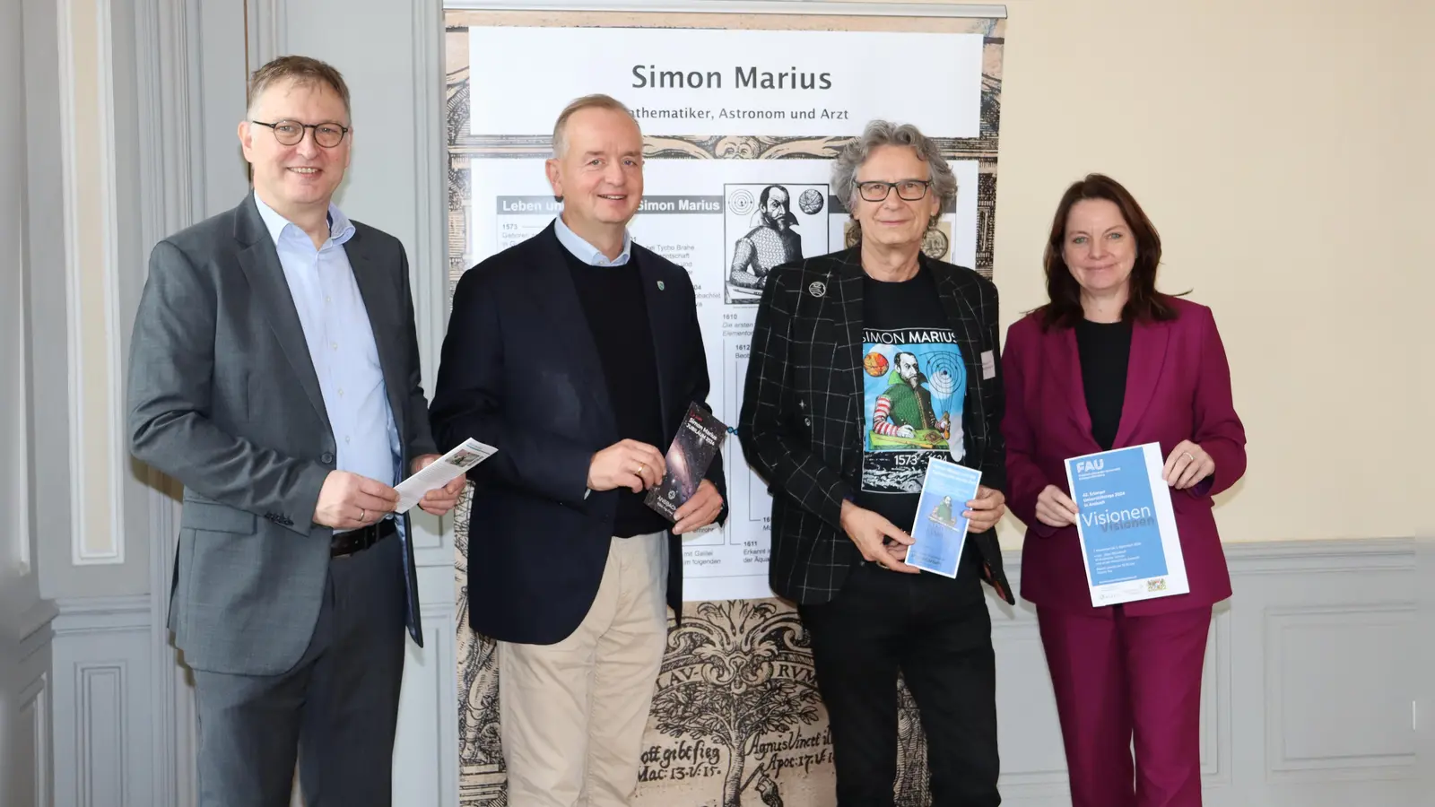 Prof. Dr. Norbert Kaiser (Vorsitzender der Ortsgruppe Ansbach des Universitätsbundes Erlangen-Nürnberg), Oberbürgermeister Thomas Deffner, Pierre Leich (Präsident der Simon-Marius-Gesellschaft) und Regierungspräsidentin Kerstin Engelhardt-Blum (von links) stellten das Programm der Universitätstage im Ansbacher Schloss vor, in dessen Alter Bibliothek die meisten Vorträge stattfinden. (Foto: Thomas Schaller)