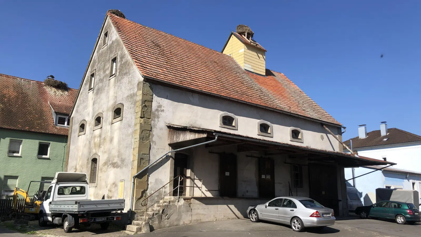 Die Fensteranordnung und die Fassade erinnern noch ein wenig an die ehemalige Uehlfelder Synagoge, die aber längst ihre Funktion verloren hat. (Foto: Johannes Zimmermann)