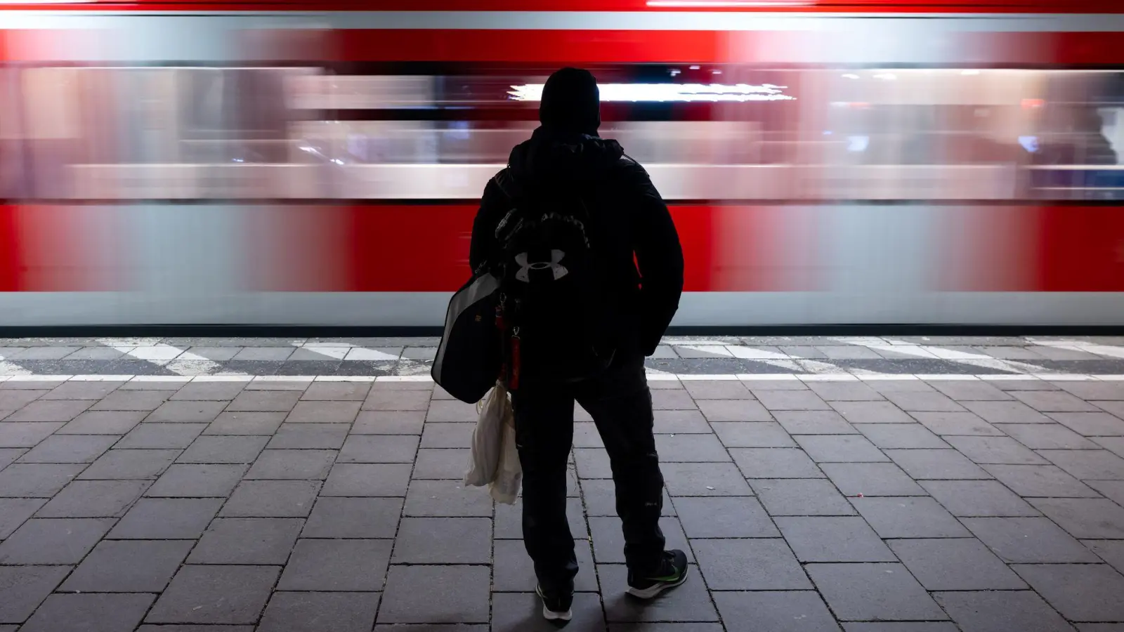 Die S-Bahn Nürnberg fährt auch im November an einigen Abenden nur unregelmäßig nach Ansbach. (Symbolbild: Sven Hoppe/dpa)