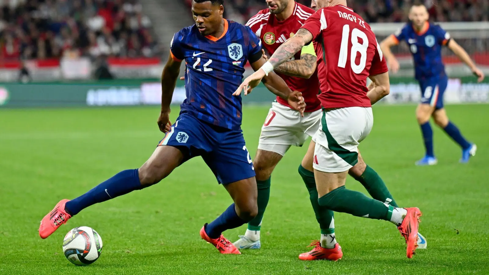 Denzel Dumfries traf für die Niederlande zum Ausgleich in Ungarn. (Foto: Denes Erdos/AP/dpa)