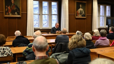 Etwa 50 Personen lauschten am Freitagnachmittag beim Lesespaziergang in der Ansbacher Innenstadt. Bei der ersten Station las Oberbürgermeister Thomas Deffner im Sitzungssaal des Stadthauses vor. (Foto: Anna Beigel)