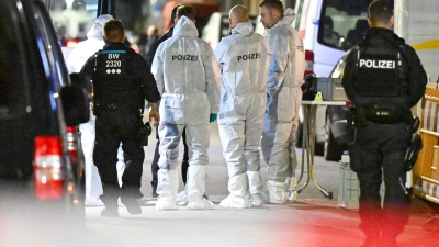 Nach Schüssel in einer Bar fahndet die Polizei nach einem Tatverdächtigen.  (Foto: Marius Bulling/dpa)