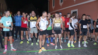 Ein Plausch unter Konkurrenten: Jürgen Wittmann (Startnummer 1) fachsimpelt mit dem späteren Sieger Theodor Schell (249). (Foto: Reiner Fritsch)