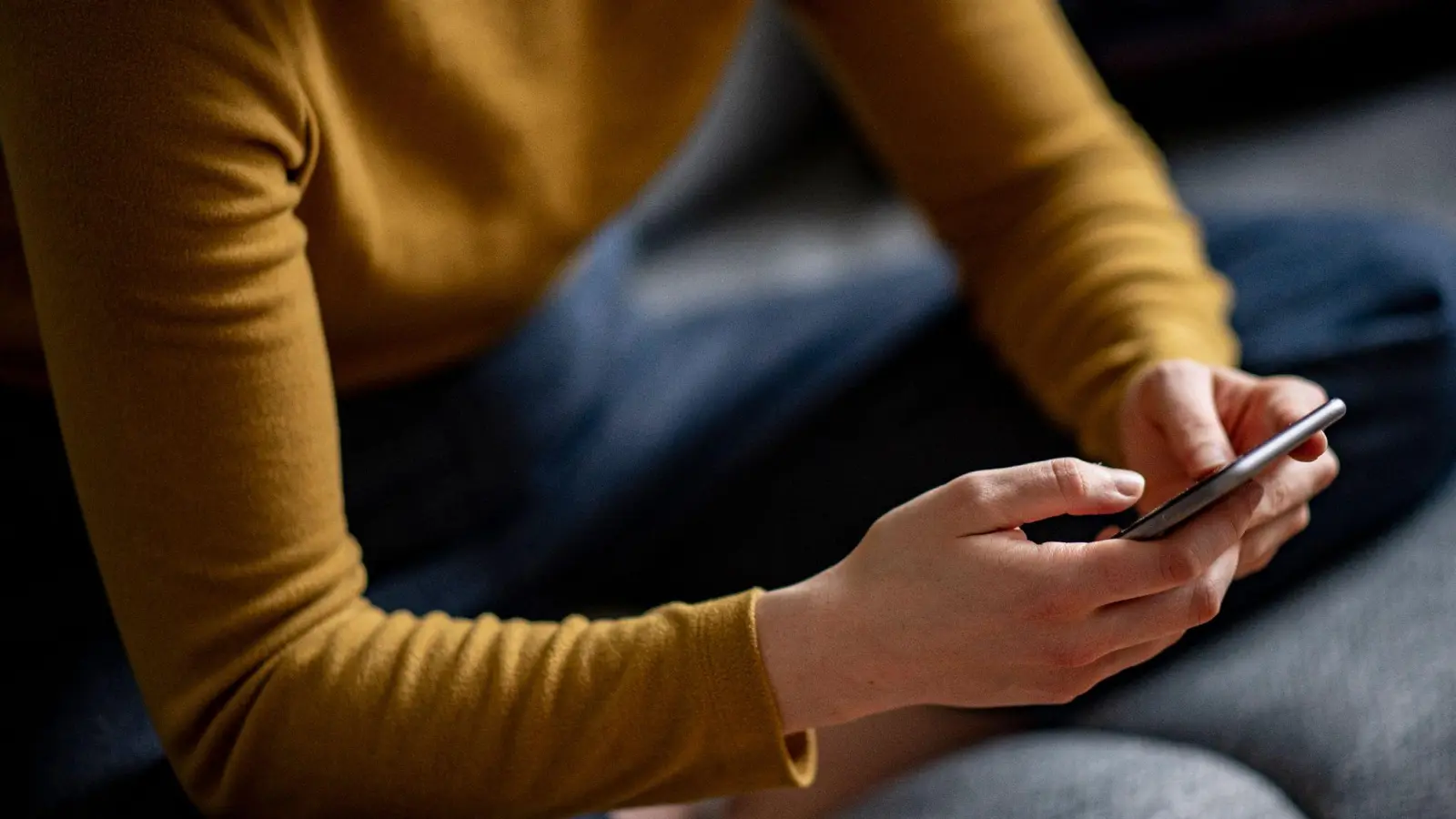 Während Smartphones für Blinde oder Gehörlose immer nützlicher werden, tauchen bei Haushaltsgeräten neue Barrieren auf. (Foto: Fabian Sommer/dpa)