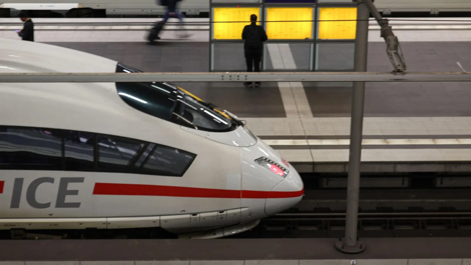 Ab Dezember gilt bei der Deutschen Bahn ein neuer Fahrplan - unter anderem mit der Verbindung Berlin-Paris. (Archivfoto) (Foto: Hannes P. Albert/dpa)