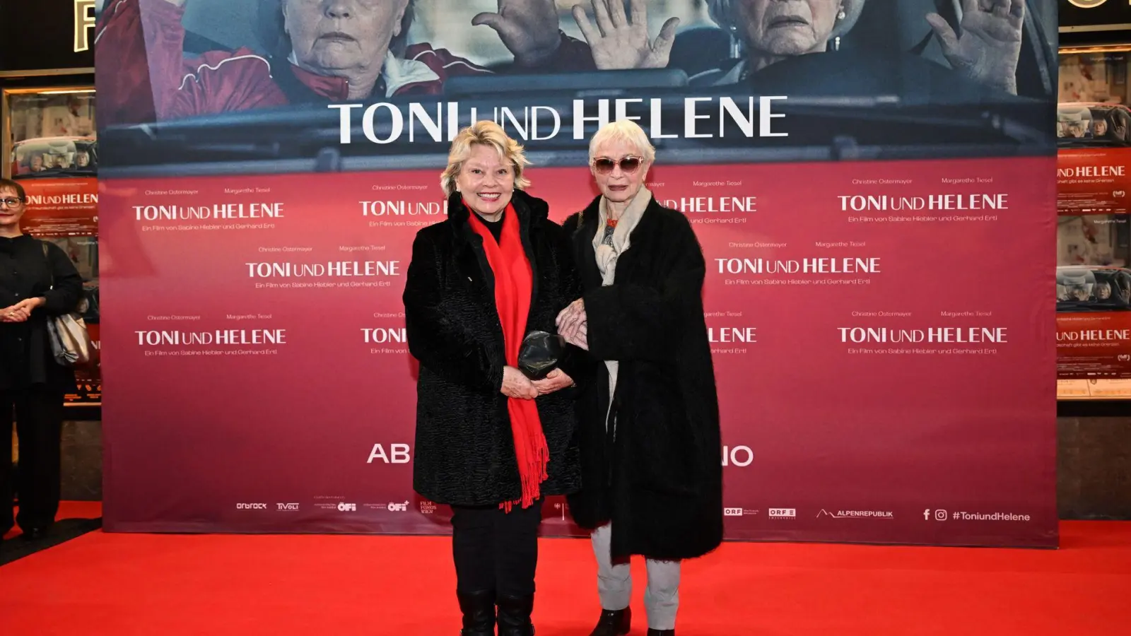 Die Schauspielerinnen Margarethe Tiesel (l) und Christine Ostermayer bei der Filmpremiere (Foto: Felix Hörhager/dpa)