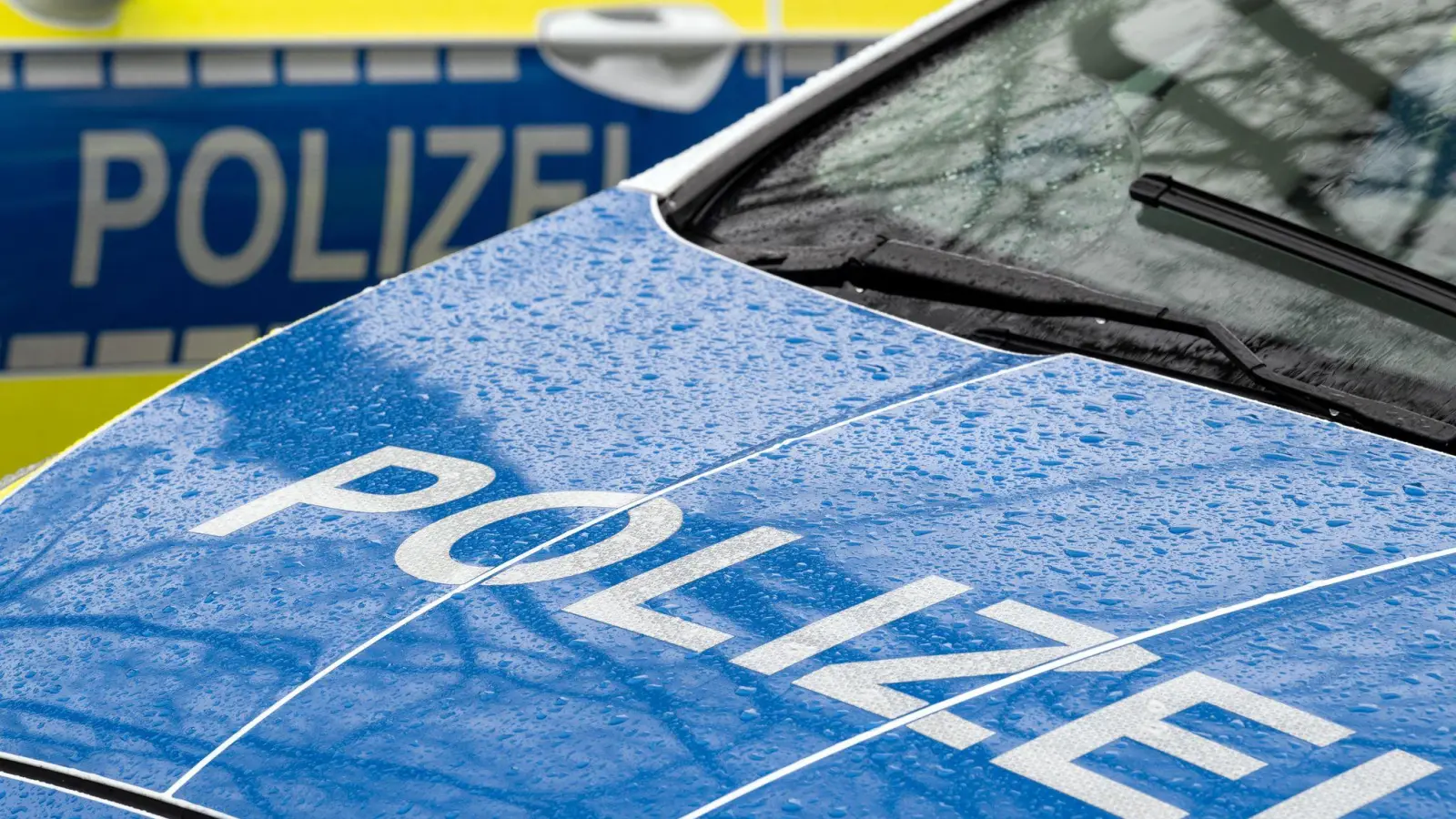 Ein Strandkorb auf einer Straße hat einen schweren Unfall verursacht - die Polizei ermittelt. (Symbolfoto) (Foto: Soeren Stache/dpa)