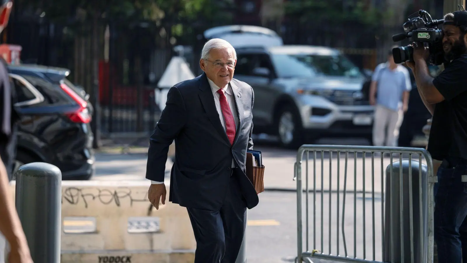 Menendez auf dem Weg zu Gericht. (Archivbild)  (Foto: Yuki Iwamura/AP/dpa)