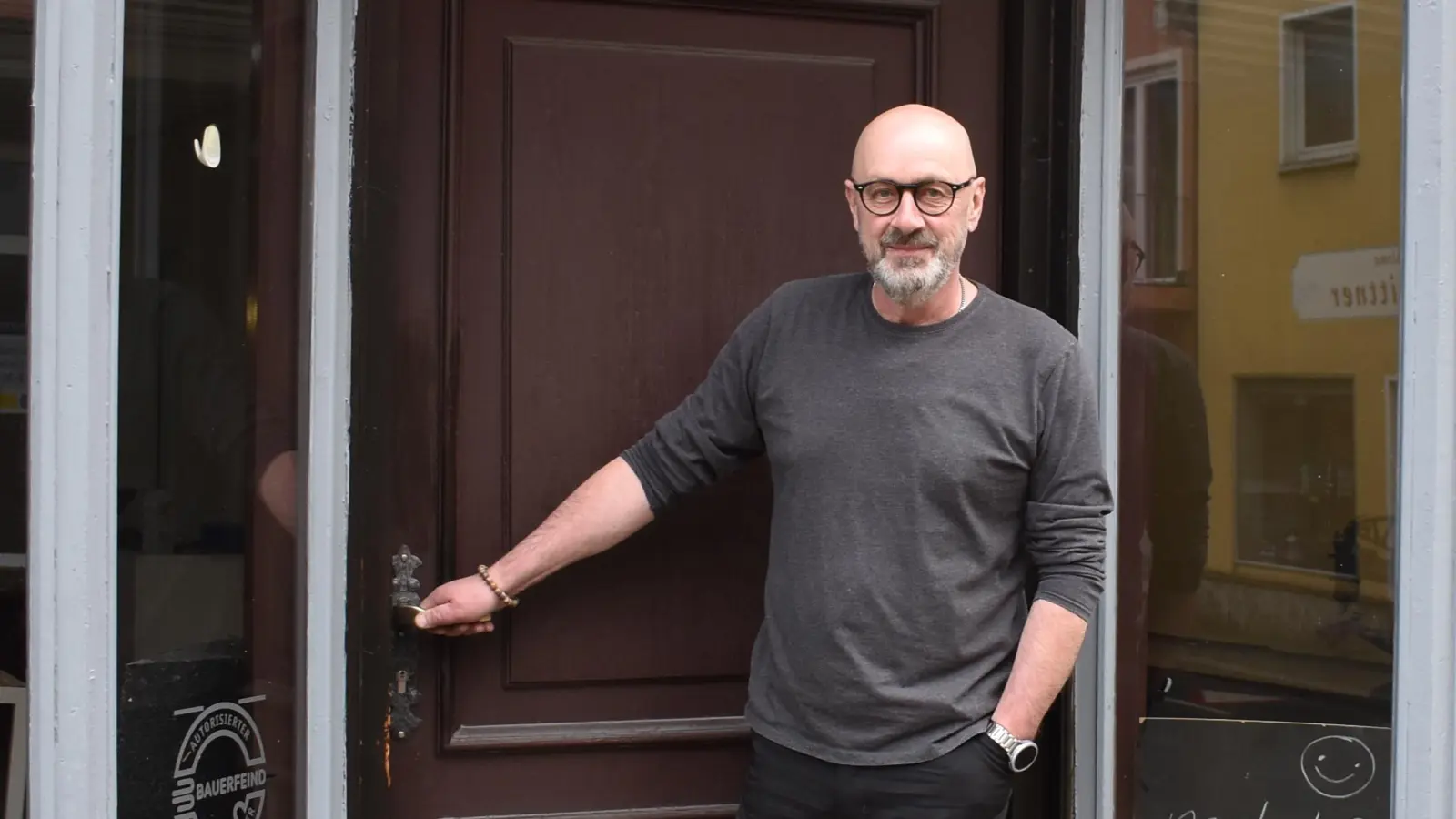 Orthopädieschuhmachermeister Steffen Ginal hat nach 43 Jahren sein Geschäft in Neustadt für immer geschlossen. Nach und nach räumt er das noch vorhandene Inventar aus (Foto: Ute Niephaus)