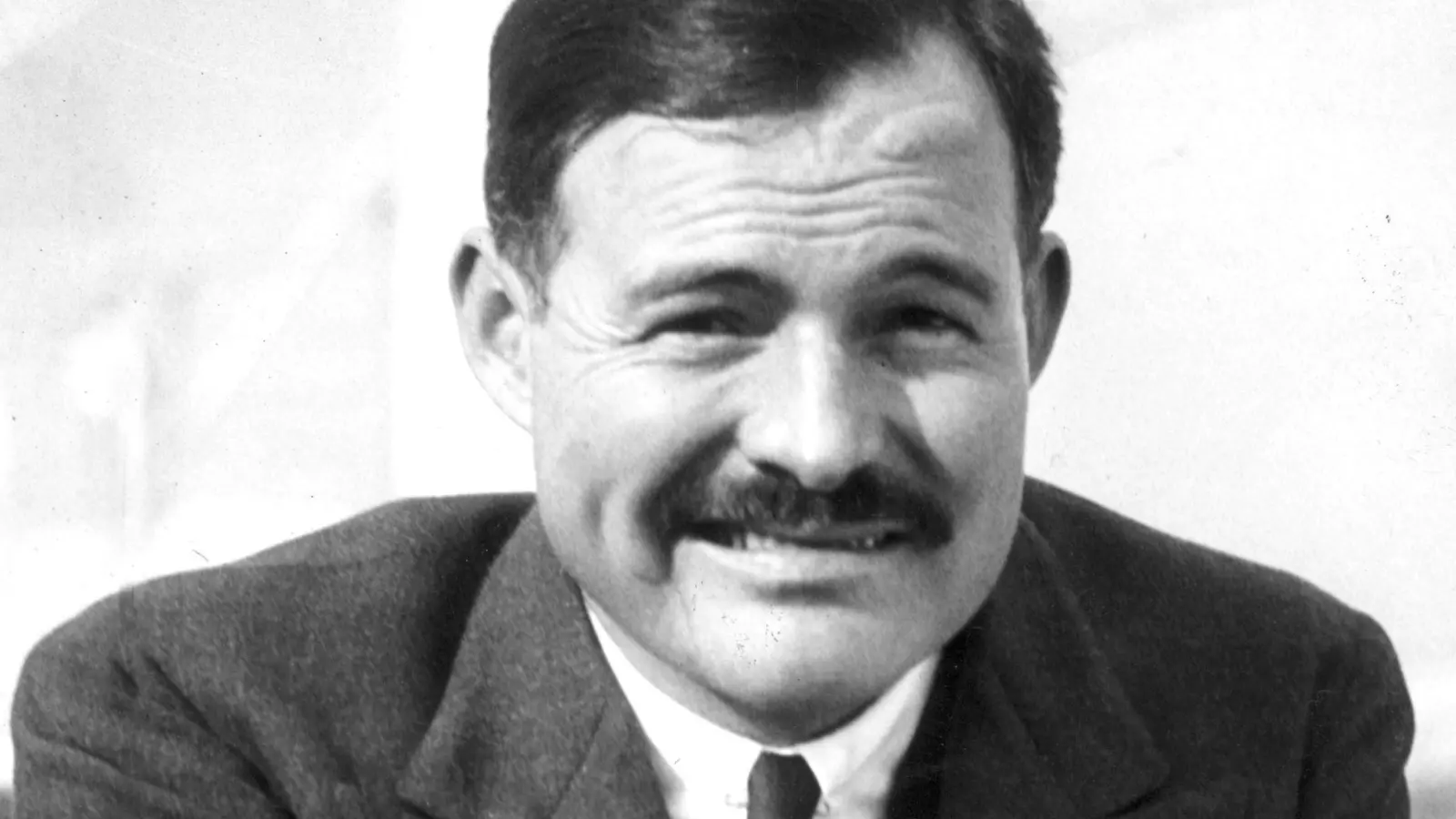 Der amerikanische Schriftsteller Ernest Hemingway (1899-1961) in jüngeren Jahren. (undatiertes Archivfoto) (Foto: -/UPI/dpa)