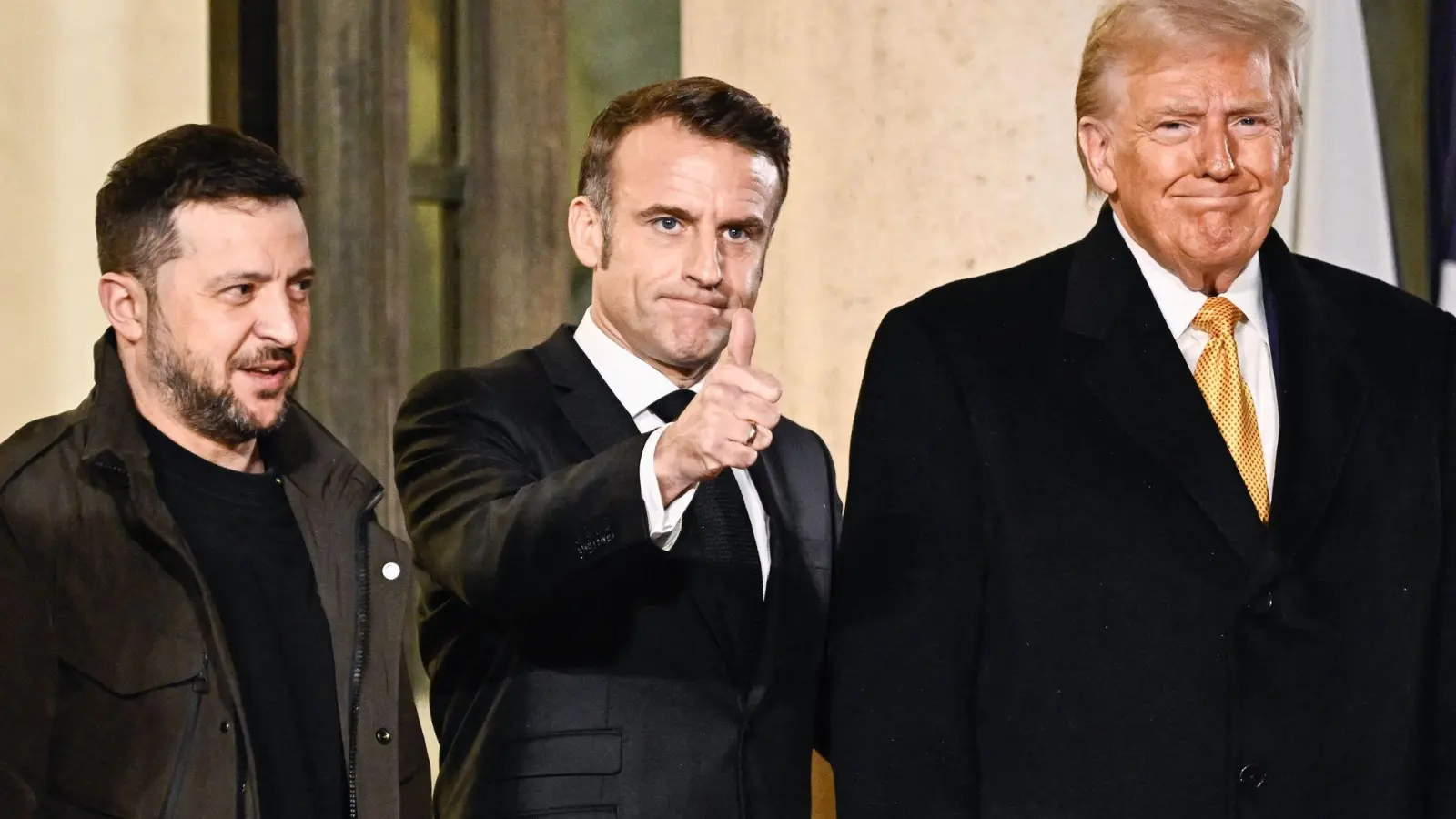 Selenskyj und Trump bei Macron (Foto: Julien De Rosa/AFP/dpa)