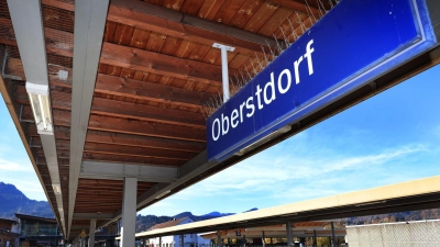 Die Deutsche Bahn will den Stellwerksschaden in der Allgäuer Touristenhochburg schnell reparieren. (Archivbild) (Foto: Karl-Josef Hildenbrand/dpa)