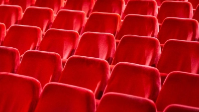 Blick auf die Sitzreihen des Zuschauerraums. (Foto: Monika Skolimowska/dpa/Symbolbild)