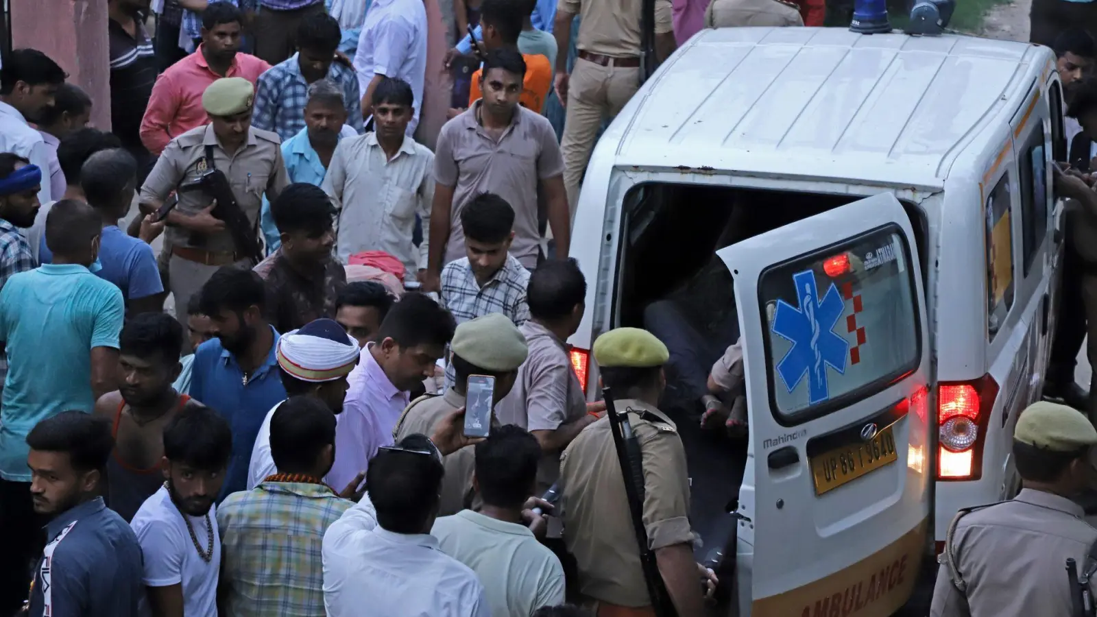 Bei einer Massenpanik in Indien sind mindestens 107 Menschen gestorben - vor allem Frauen und Kinder. (Foto: Manoj Aligadi/AP/dpa)