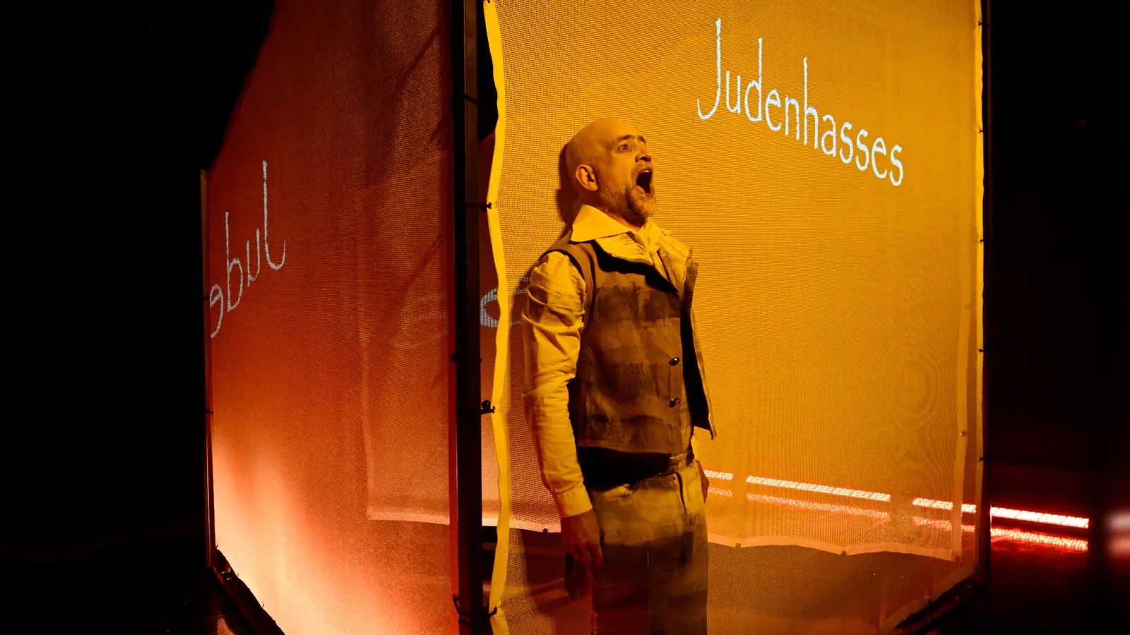 Eindrucksvoller Sprech-Spieler: Robert Arnold in „Deutschland. Ein Wintermärchen“. (Foto: Jim Albright)