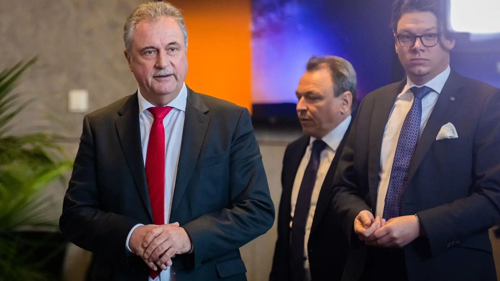 Claus Weselsky (l) ist nicht mehr Bundesvorsitzender der GDL. Die Gewerkschaft wählte Mario Reiß (2.v.l.) zu seinem Nachfolger. (Archivbild) (Foto: Christoph Soeder/dpa)