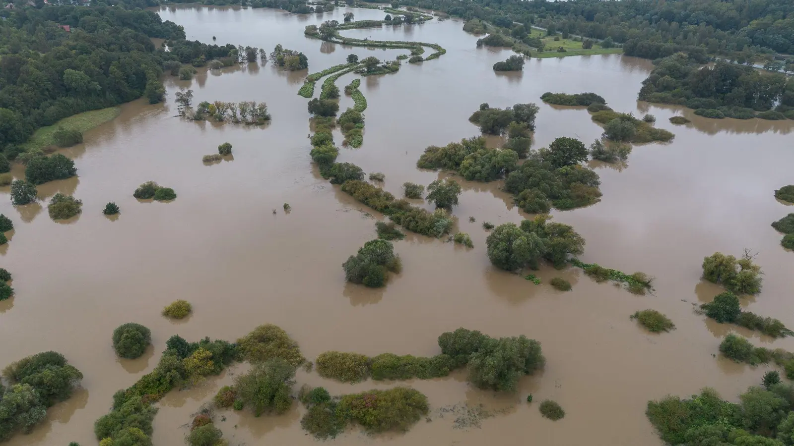 Die Hochwasserlage bleibt angespannt. Die Lausitzer Neiße trat in Sachsen südlich von Görlitz über die Ufer. (Foto: Paul Glaser/dpa)