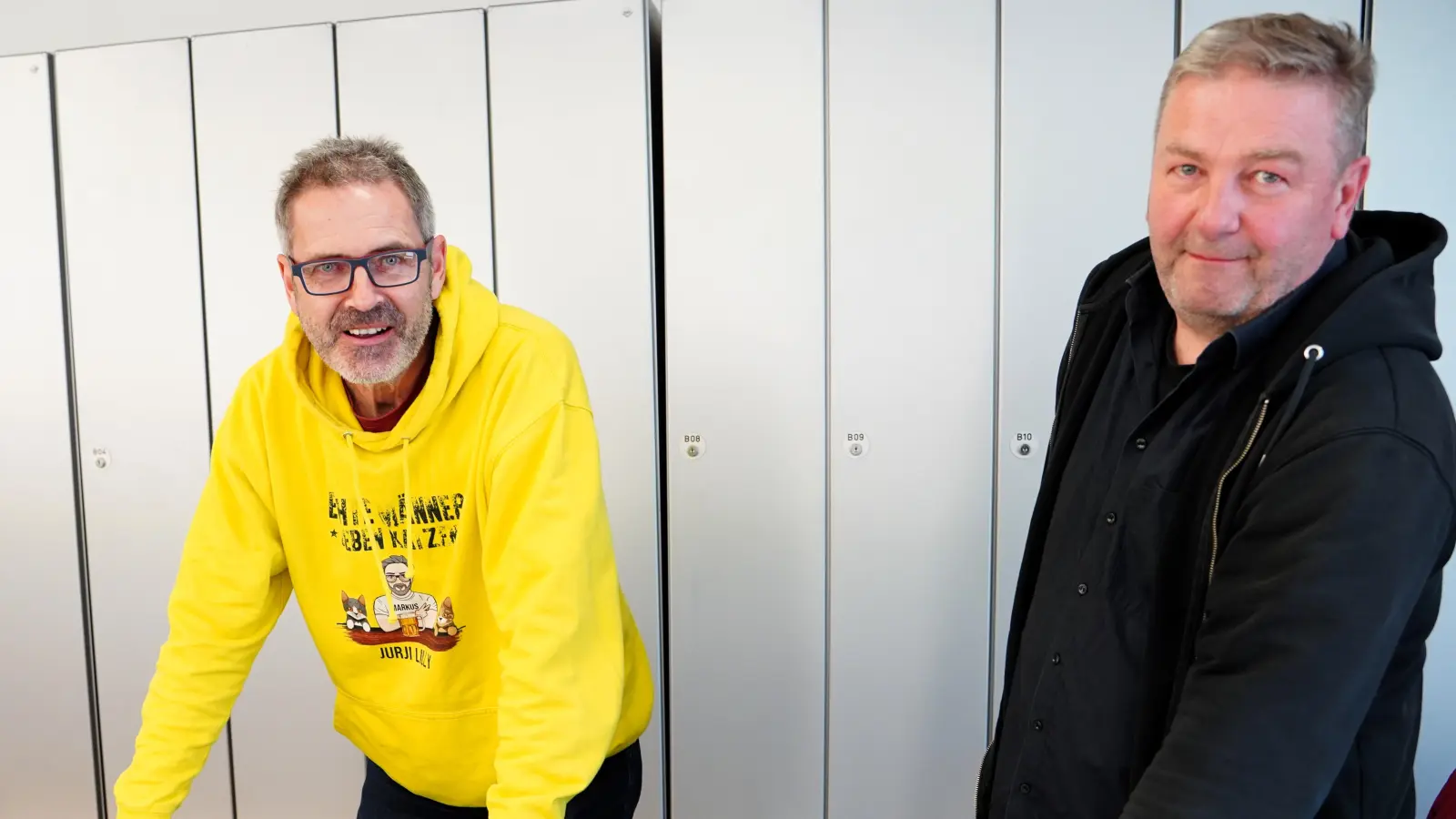 Gemeinsam arbeiten sie an Zeitplänen und Veranstaltungsplakaten für die neue Kulturreihe: Markus Schielke (links) und Axel Teuscher. (Foto: Simone Hedler)