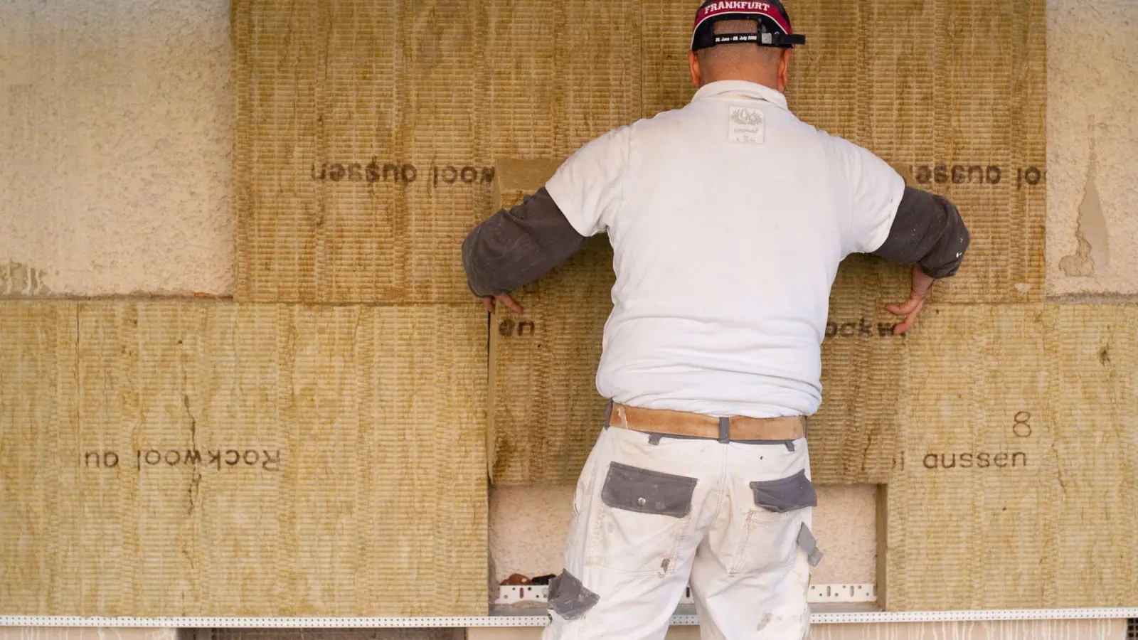 Mythos Wärmedämmung: Es stimmt nicht, dass gedämmte Wände nicht mehr atmen können und durch feuchte Luft Schimmel in der Wohnung entstehen kann. (Foto: Klaus-Dietmar Gabbert/dpa-tmn)