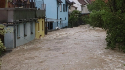 Starke Regenfälle haben in der Ortschaft Hausen bei Bad Ditzenbach im Landkreis Göppingen die Fils über die Ufer treten lassen. (Foto: Markus Zechbauer/Zema Medien/dpa)