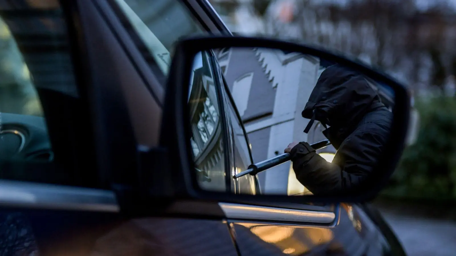 Die Scheiben zweier Autos hat ein Unbekannter in Lichtenau eingeschlagen.  (Symbolbild: Axel Heimken/dpa)