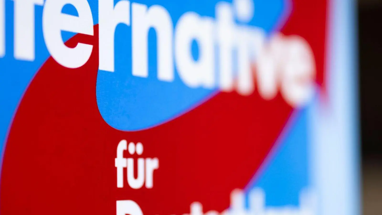 Aufsteller mit dem Schriftzug „Alternative für Deutschland“ und dem Logo der AfD. (Foto: Christoph Reichwein/dpa)
