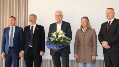 Die Mitbewerber Manfred Scholl und Michael Glossner gratulierten Artur Auernhammer ebenso zur erneuten Nominierung wie die Kreisvorsitzenden Dr. Dr. Kristina Becker und Jan Helmer (von links). (Foto: Thomas Schaller)