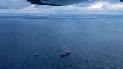 Zusätzliche Schiffe wurden zu dem havarierten Tanker und in dessen Nähe beordert. (Foto: Stefan Sauer/dpa)