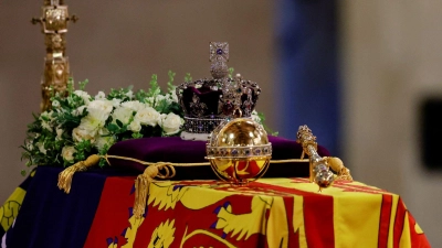 Der Sarg von Königin Elisabeth II. bei ihrer Aufbahrung in der Westminster Hall. (Foto: Sarah Meyssonnier/PA Wire/dpa)