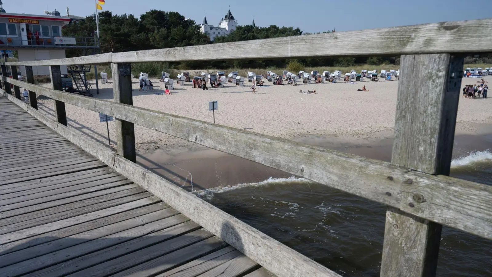 Wegen des Sturzes ihres Kindes von der dortigen Seebrücke wollte eine Brandenburgerin Geld von der Gemeinde Zinnowitz. (Archivbild) (Foto: Stefan Sauer/dpa)