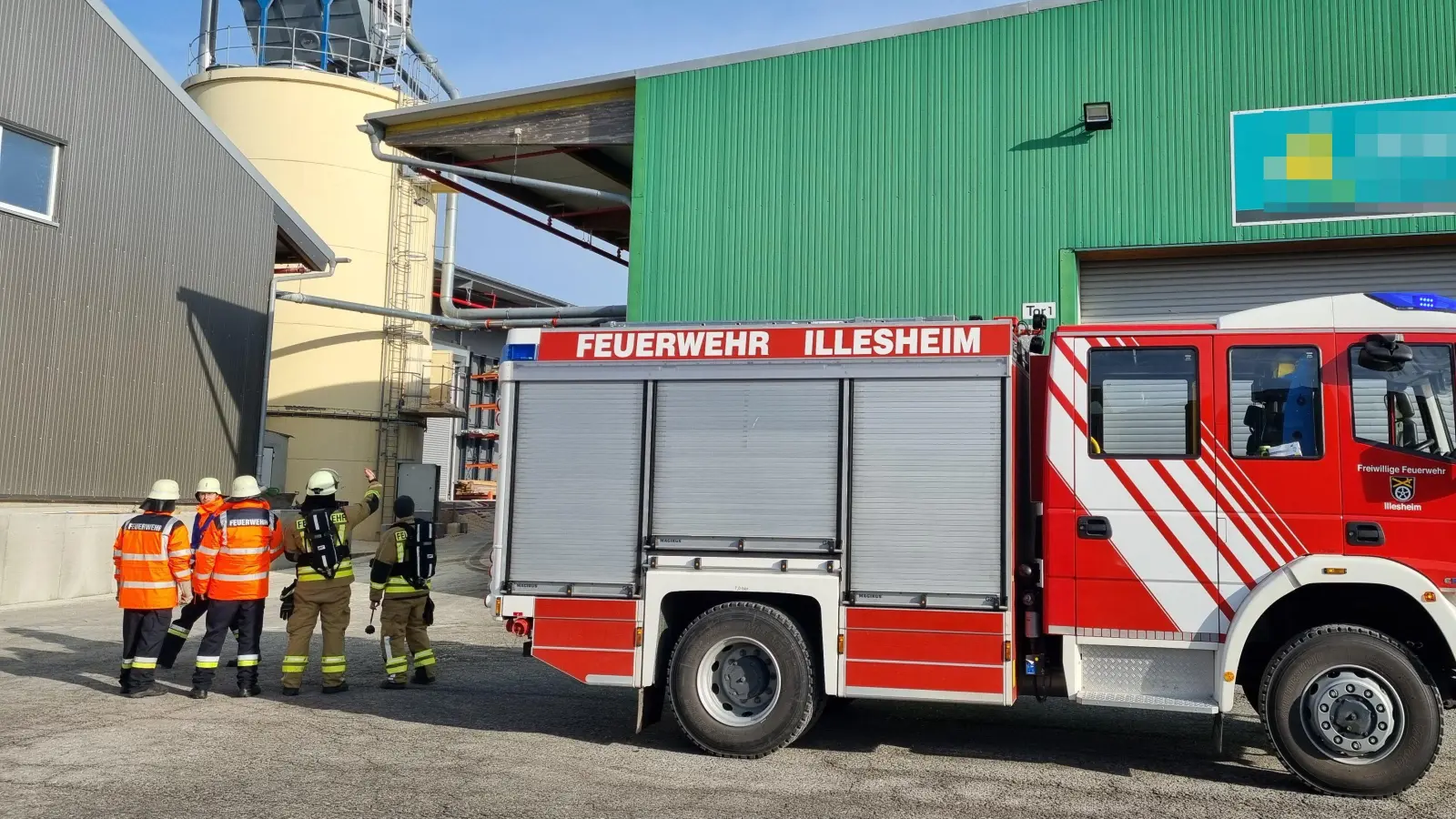 In Schwebheim (Burgbernheim) kämpfte die Feuerwehr gegen einen Schwelbrand in einem Hackschnitzelbunker eines Holzbau-Unternehmens. (Foto: Rainer Weiskirchen)