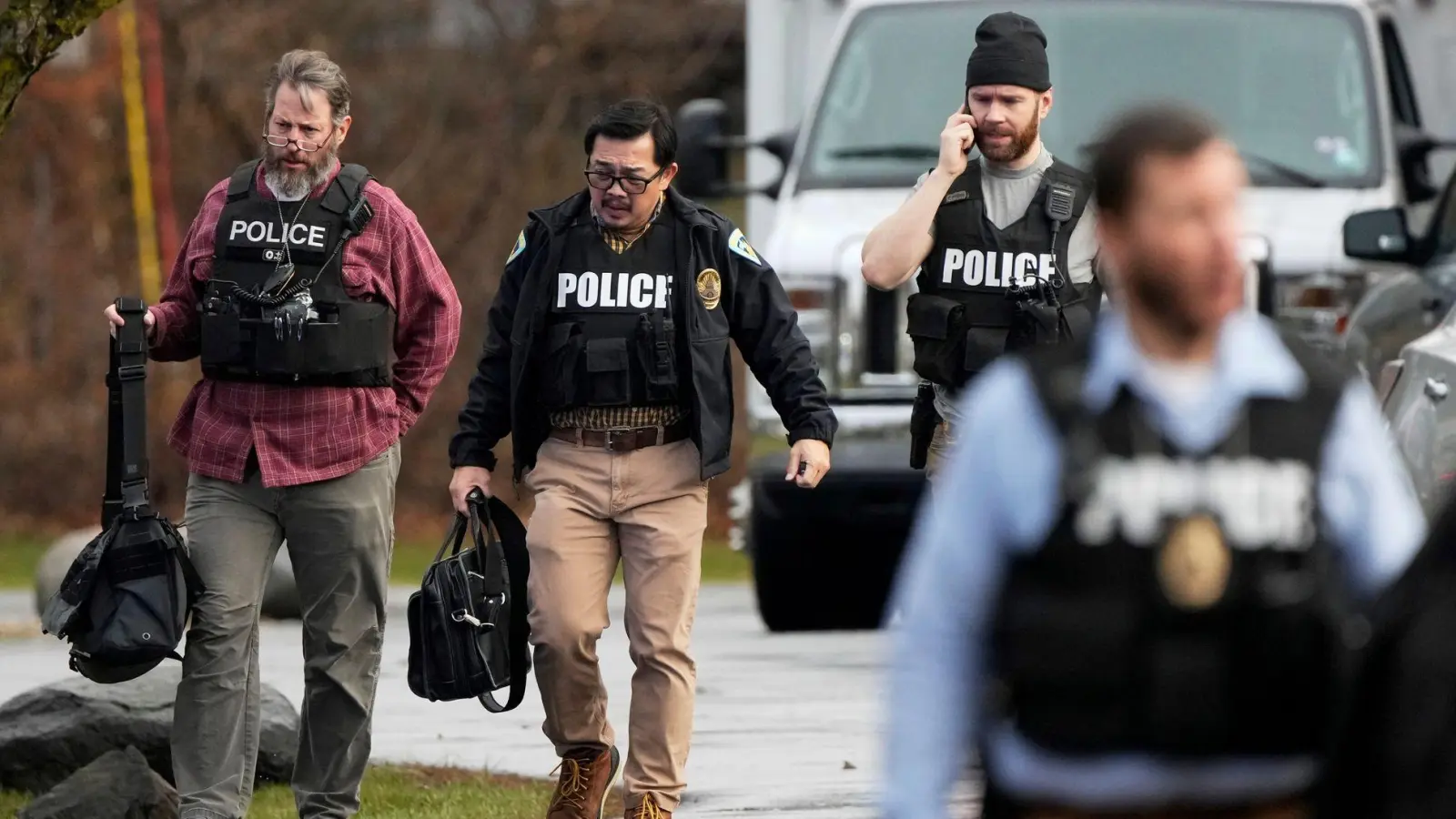 Polizisten sind nach dem Schusswaffenangriff an einer Schule im US-Bundesstaat Wisconsin im Einsatz. (Foto: Morry Gash/AP/dpa)