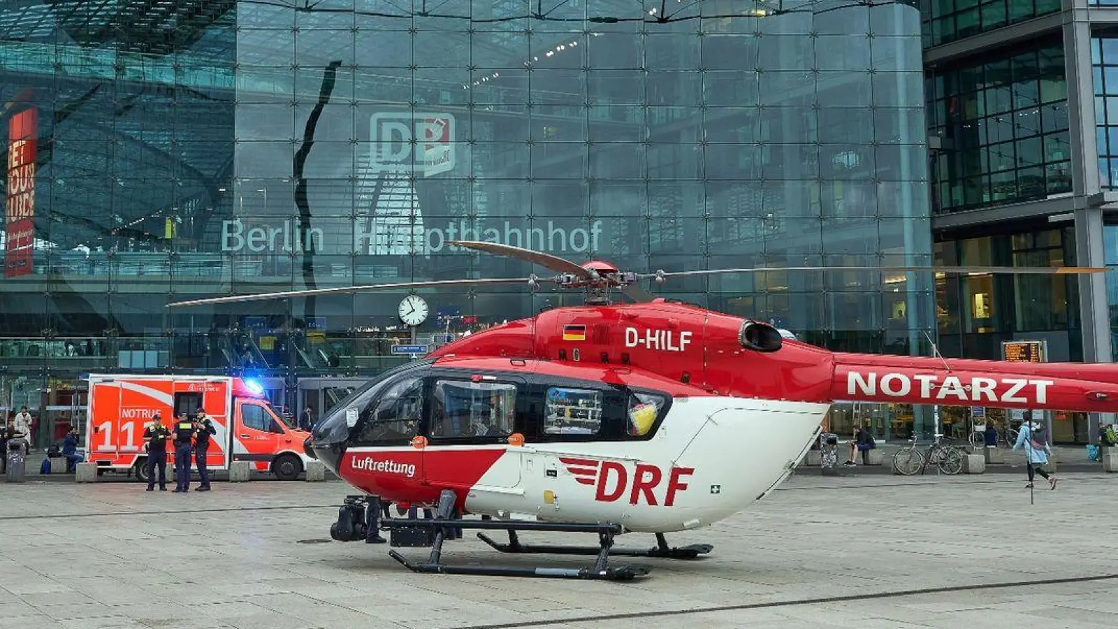 Teile des Berliner Hauptbahnhofs sind nach dem Unglück gesperrt - ein Rettungshubschrauber steht bereit. (Foto: Thomas Frey/dpa)