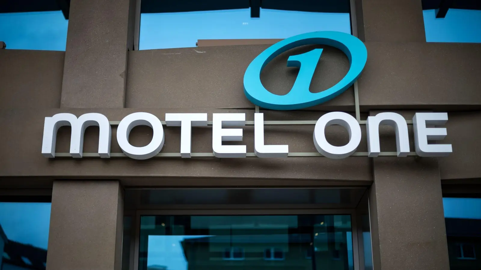 Motel One steht über dem Eingang des Hotels. (Foto: Sina Schuldt/dpa/Archivbild)