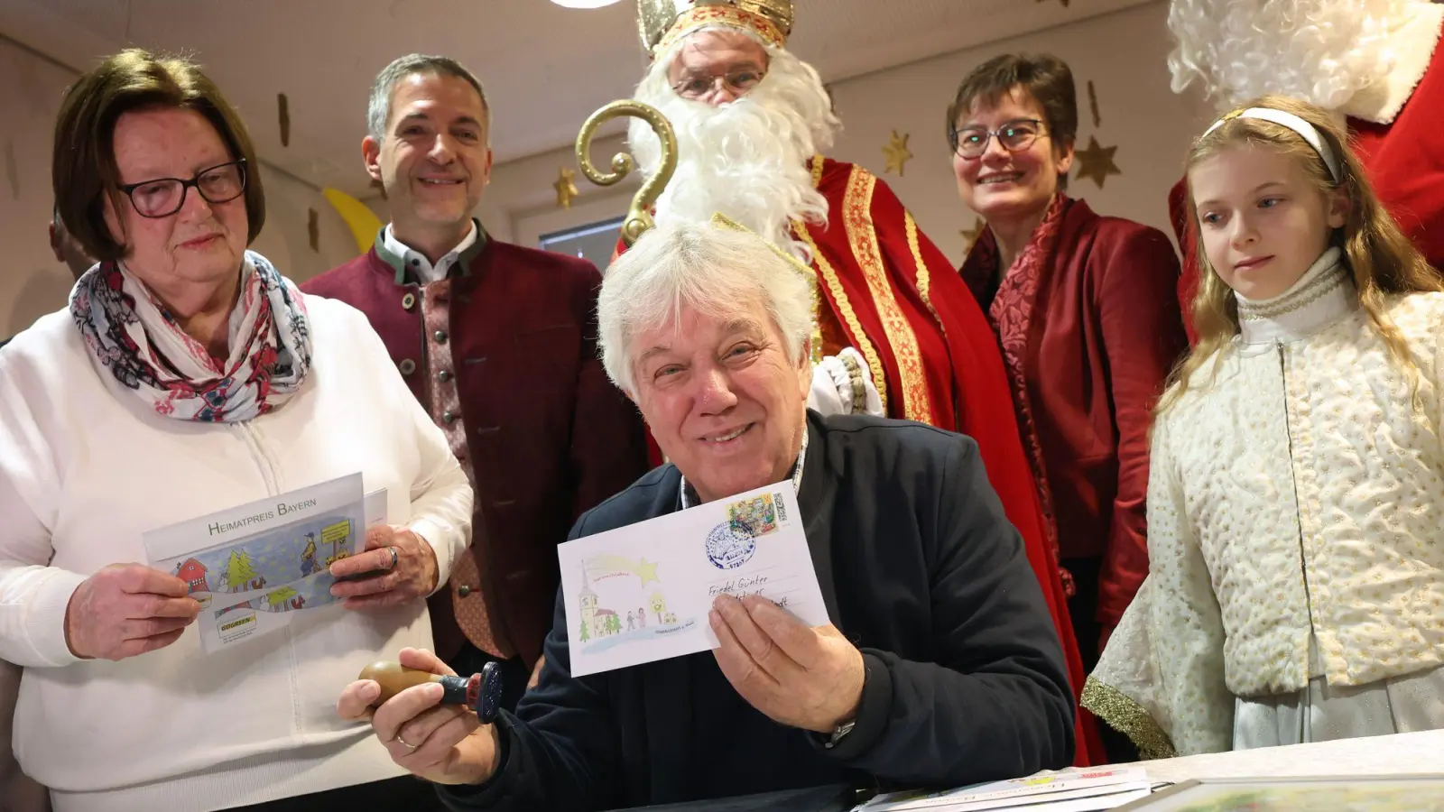 In Himmelstadt gibt es das einzige bayerische Weihnachtspostamt - zur Eröffnung kam auch Musiker Rolf Zuckowski. (Foto: Karl-Josef Hildenbrand/dpa)