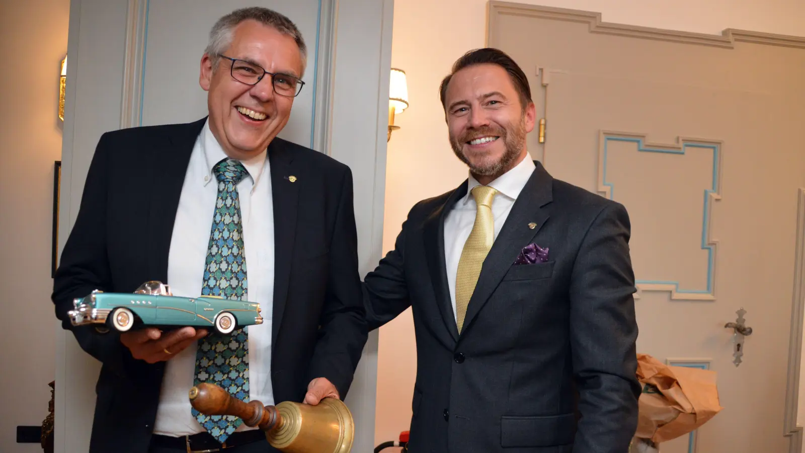 Wechsel im Präsidentenamt des Rotary-Clubs Uffenheim: Sven Finnberg (links) folgt fürs neue rotarische Jahr auf Amtsvorgänger Sebastian Kulig. (Foto: Johannes Zimmermann)