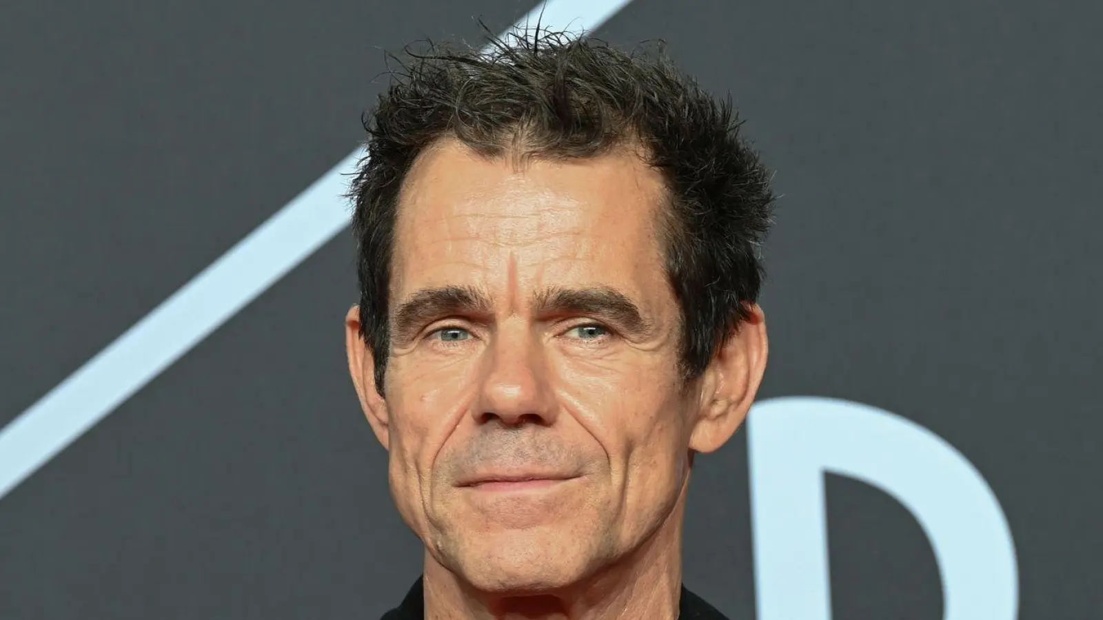 Bereits 2002 und 2009 hatte Regisseur Tom Tykwer die Berlinale eröffnet.  (Foto: Jens Kalaene/dpa)